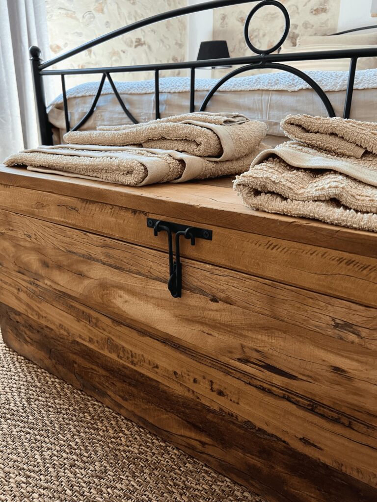 Coffre en bois massif
