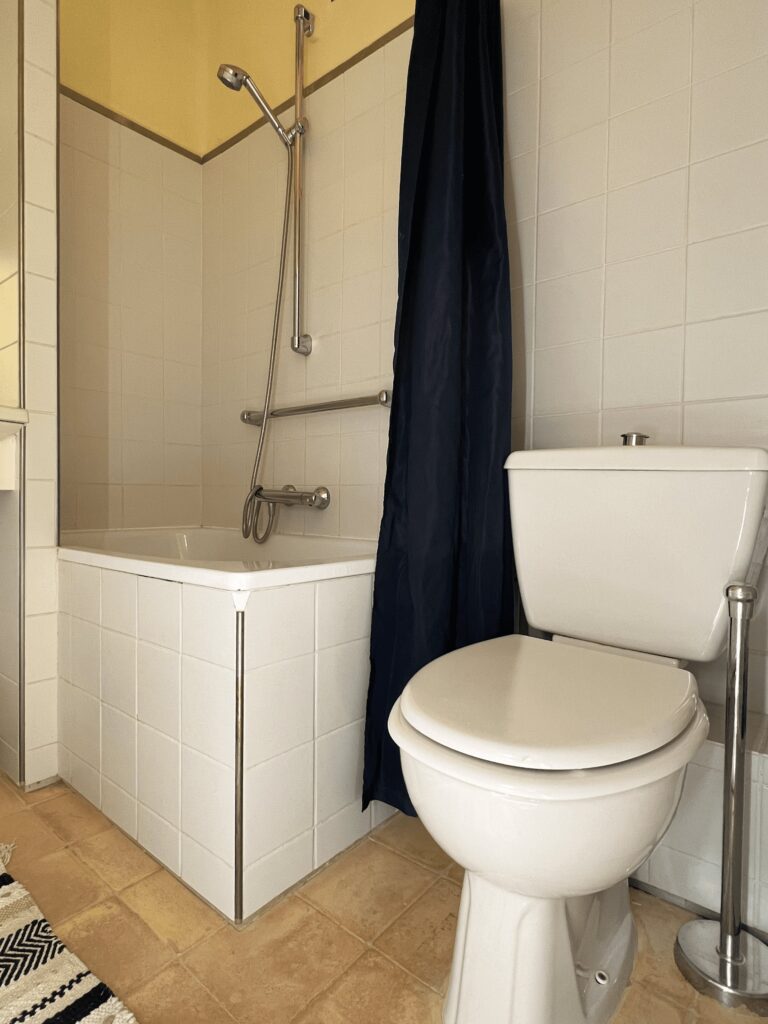 Baignoire et toilettes